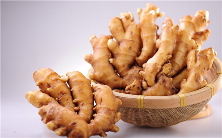 买啥姜自己种都吃不完还当盆景赏(种姜用什么做底肥料好)