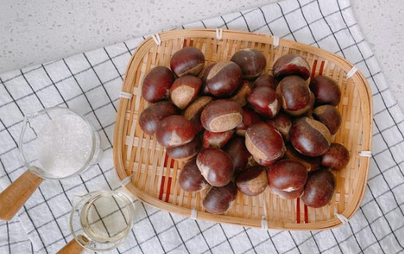 板栗是热的好剥皮还是凉的好剥皮热板栗和冷板栗哪个好剥皮(板栗热的好剥还是冷的好不剥)