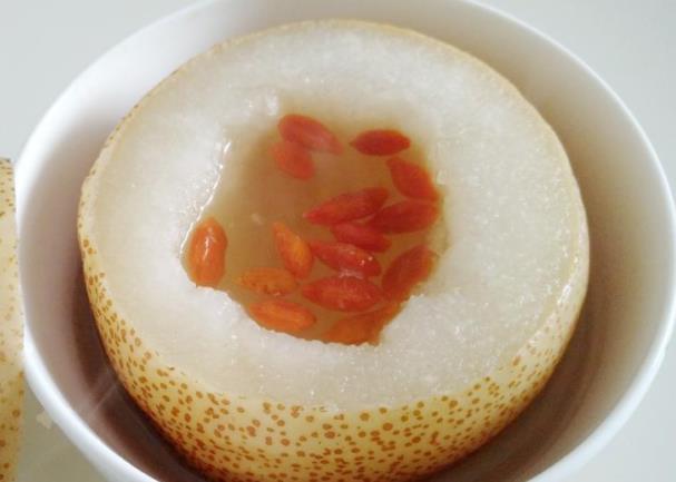 雪梨生吃可以润肺止咳吗梨生吃和熟吃哪个止咳(雪梨生吃和熟吃的功效)