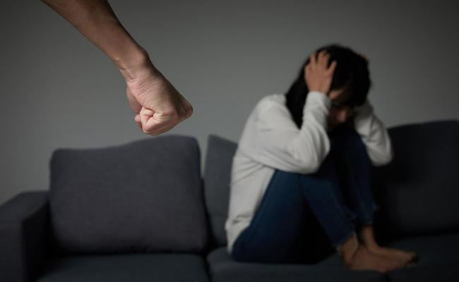 遭家暴离婚该为孩子复婚吗(家暴后离婚孩子判给谁)