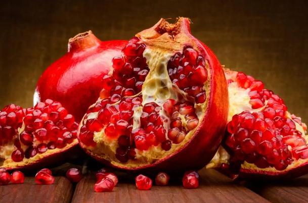 石榴榨汁籽要放水吗石榴榨汁需要去籽吗(石榴直接榨汁石榴籽有影响吗)