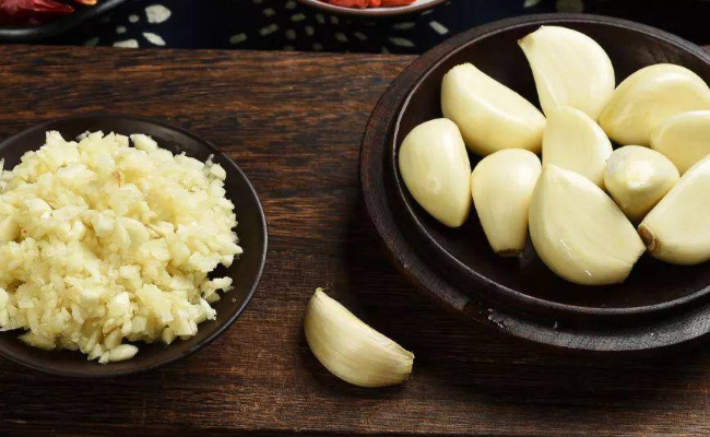 ​吃大蒜对肝脏好吗吃大蒜有什么禁忌(大蒜油软胶囊的功效与作用及禁忌)