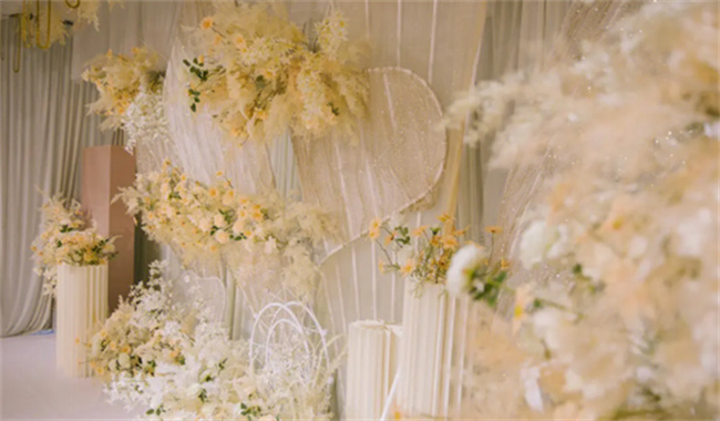 ​香槟色是什么颜色香槟色配什么颜色好看(香槟色和米白色哪个颜色好看)