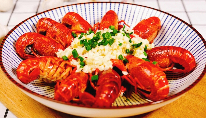 小龙虾焯水用冷水还是热水小龙虾一定要焯水吗(小龙虾焯水是冷水还是热水)