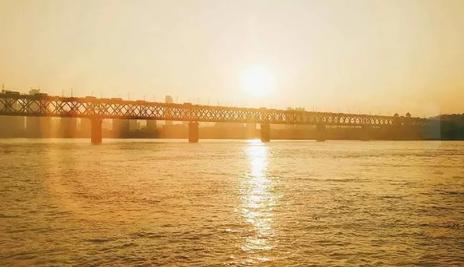 2023年12月去武汉要穿羽绒服吗12月去武汉穿什么合适(武汉12月份穿什么衣服合适)