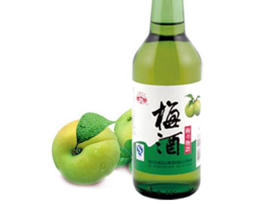 青梅酒喝起来什么味道酸甜酒香浓郁酸爽冰凉(青梅酒到底什么味道)