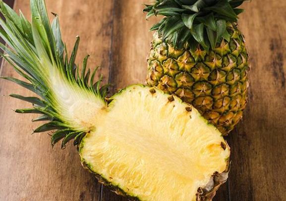 虾和凤梨可以一起吃吗形成蛋白质沉积致腹泻现象(菠萝和凤梨是同一种水果吗)