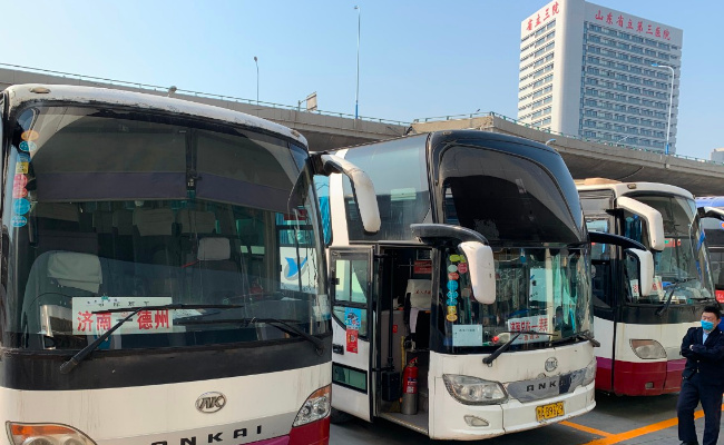 ​坐客车的人越来越少了长途汽车客运将开往何处(你驾车跟车行驶遇到前方出租车正在上下乘客时)