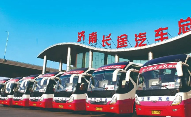 你驾车跟车行驶遇到前方出租车正在上下乘客时