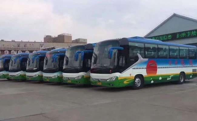 你驾车跟车行驶遇到前方出租车正在上下乘客时