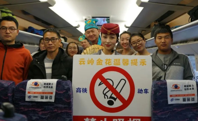 男子为抽烟堵高铁门