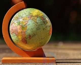 地球仪怎么看北半球和南半球(地球仪怎么看北半球和南半球哪个大)