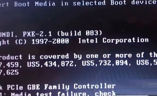 win7开机黑屏出现英文字母(windows7开机黑屏出现英文)