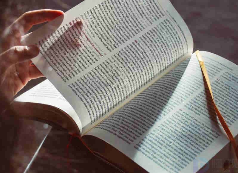 深夜失眠发朋友圈的文案(深夜失眠发朋友圈的文案简短)