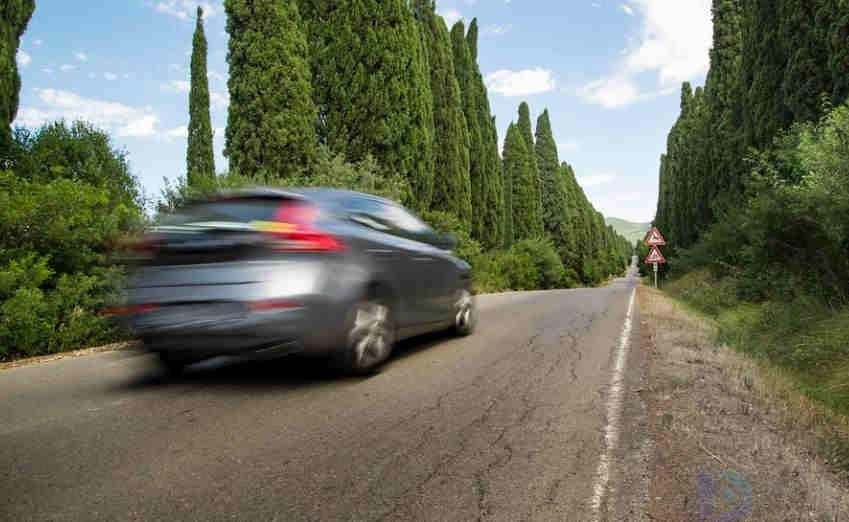 2022一个人晚上开车的文案图片