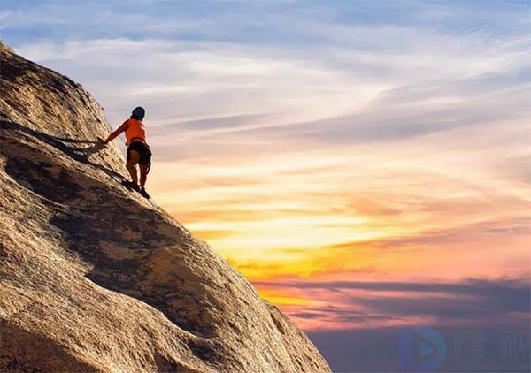 2023朋友圈爬山文案(朋友圈爬山配文)