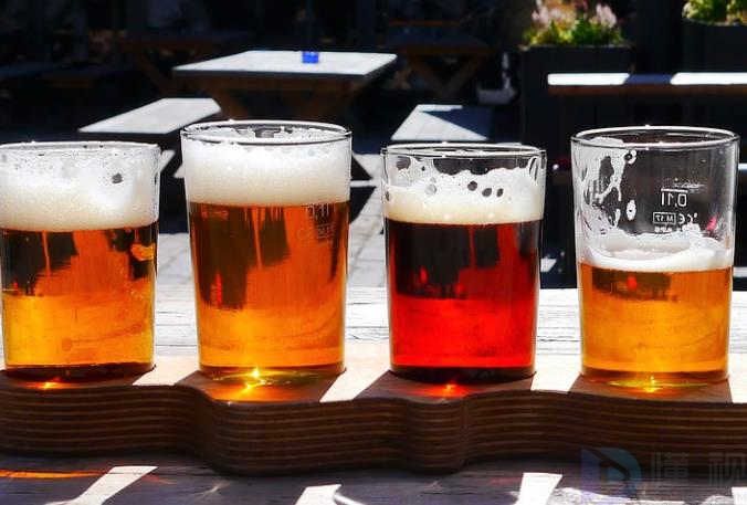 啤酒文案短句朋友圈(啤酒文案短句朋友圈搞笑)