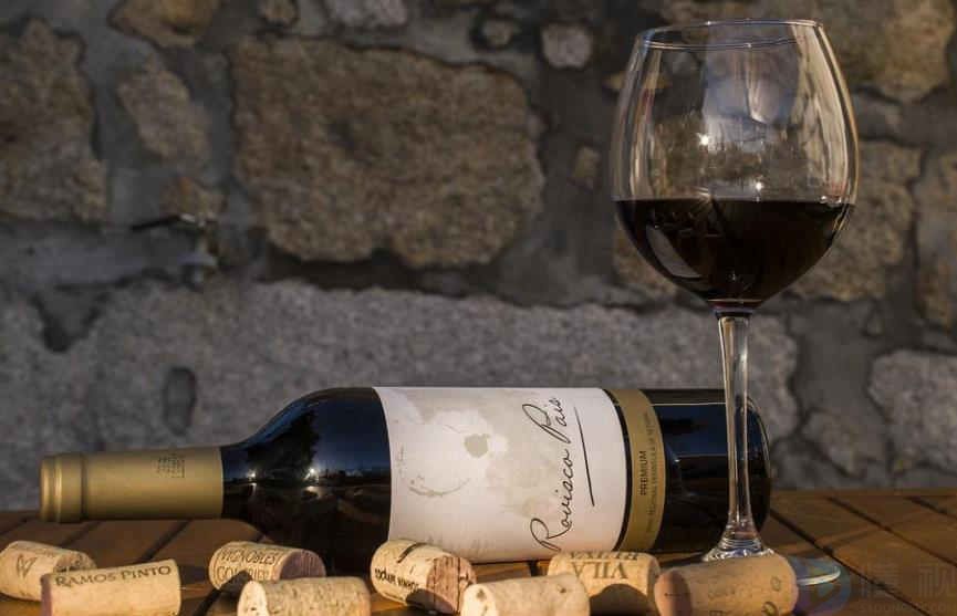 适合喝红酒时发的文案(适合喝红酒时发的文案搞笑)