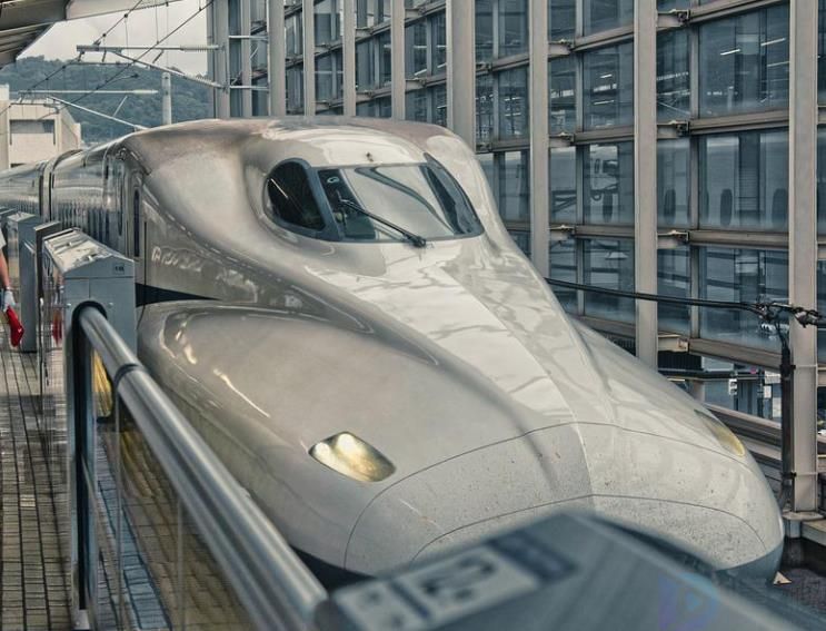 坐高铁的有趣文案(坐高铁时的文案)