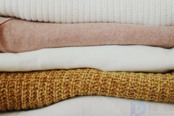 秋季短外套如何搭配(秋季短款外套女新款图片)