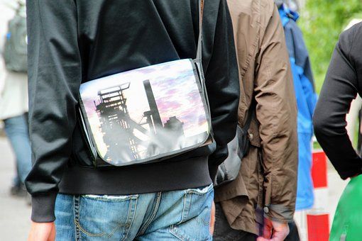 单肩包和斜挎包区别有哪些(单肩包和斜挎包区别有哪些图片)