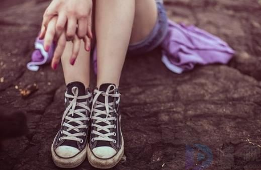 老爹鞋和小白鞋的区别(老爹鞋和小白鞋哪个更好搭配)