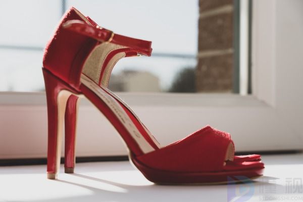 polo衫怎么搭配鞋子(polo衫怎么搭配鞋子好看)