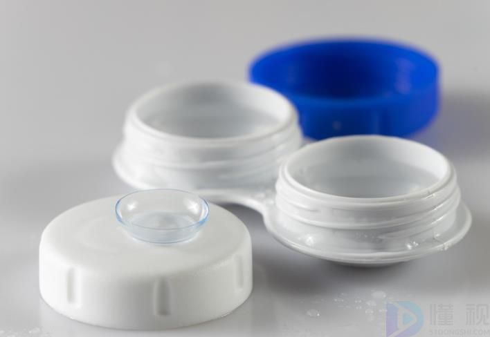 买彩色隐形眼镜什么牌子好(什么牌子的隐形眼镜戴着最舒服最好)