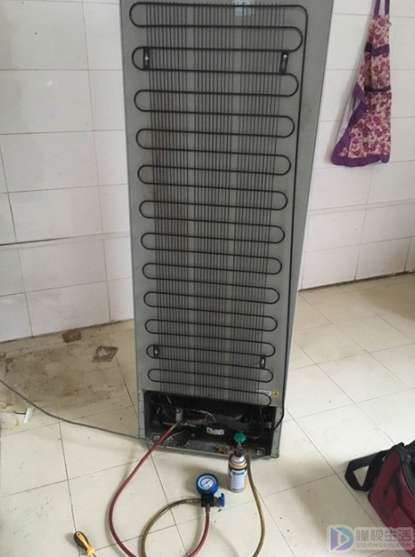 冰箱不制冷压缩机很烫(冰箱不制冷压缩机很烫断电保护是什么故障)