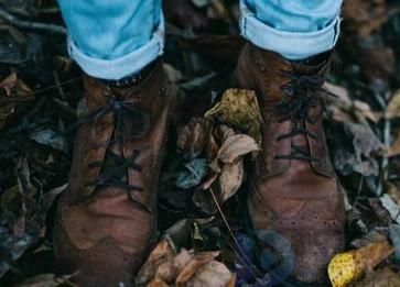 皮靴男士穿好看吗(男人皮靴佩什么裤子)