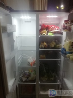 美菱冰箱保鲜室排水孔在哪里