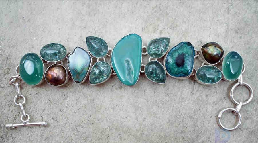 精选10款祖母绿手镯品牌产品(祖母绿手镯图片大全)