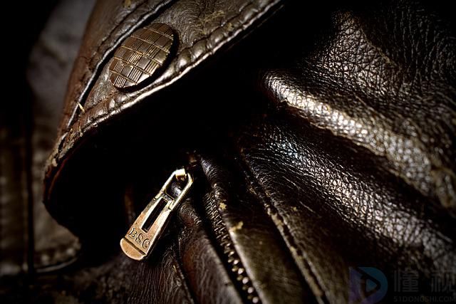 男士皮衣怎么保存不会发霉(皮衣怎么保存不会褶皱)