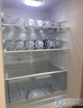 冰箱排水孔怎么疏通啊图片