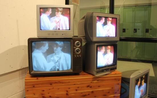 直入式和侧入式的区别(侧入式和直入式的电视有什么区别)