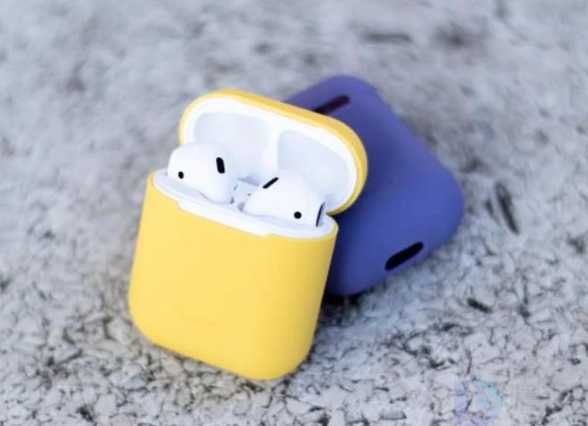 tws无线耳机充电时要不要耳机放进盒子(无线耳机充电仓充电时耳机要放入盒子吗)