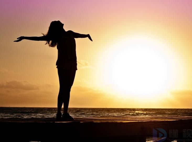 妇女能发挥ldquo;半边天rdquo;的作用(妇女半边天宣传画)