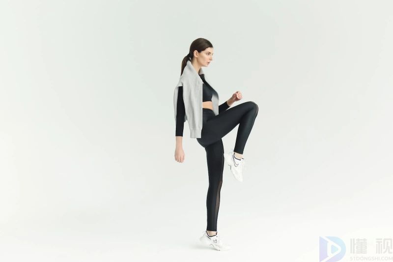 冬季浅色连衣裙配什么鞋子