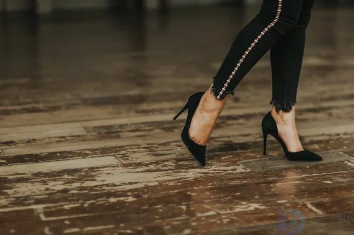 冬季浅色连衣裙配什么鞋子