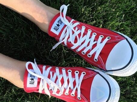 高帮帆布鞋配短丝袜好吗