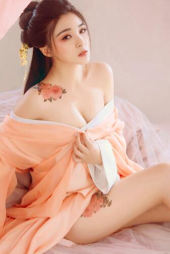桃花直播app正版下载：提供24小时实时的直播，让用户孤独的夜晚不再无聊