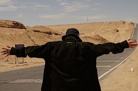 男生接东西故意碰女生的手