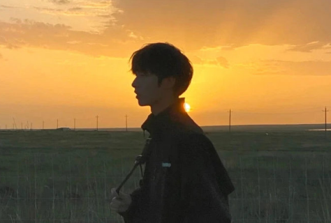 男生接东西时故意碰女生的手该不该骂他男生接东西时故意碰女生的手该怎么办(男生接东西故意碰女生的手)