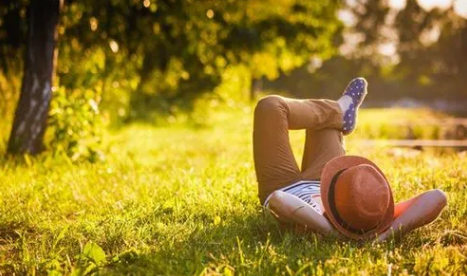 晒太阳穿衣好还是裸晒好晒太阳必须裸露皮肤吗(晒太阳穿着衣服晒行吗)