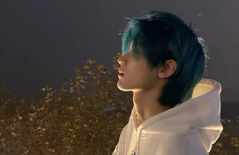 男生接东西故意碰女生的手