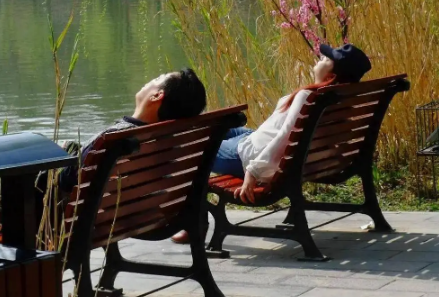 晒太阳穿着衣服晒行吗