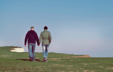 男性之间牵手你会介意吗为什么男人不能和男人牵手(男生不会牵手)