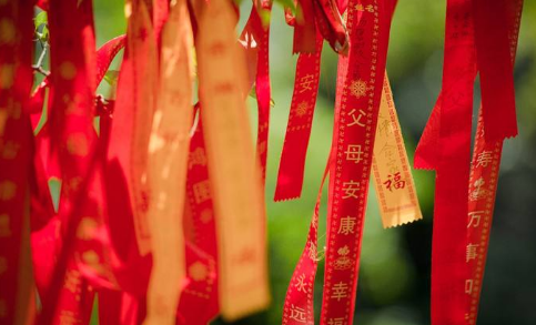 门把手上系红绳是死过人吗门把手上系红绳什么时候能拿下来(门把手上绑红绳是什么意思)