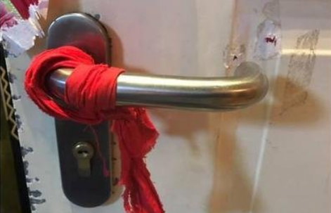 门把手上绑红绳是什么意思