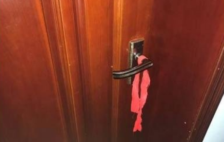 门把手上绑红绳是什么意思